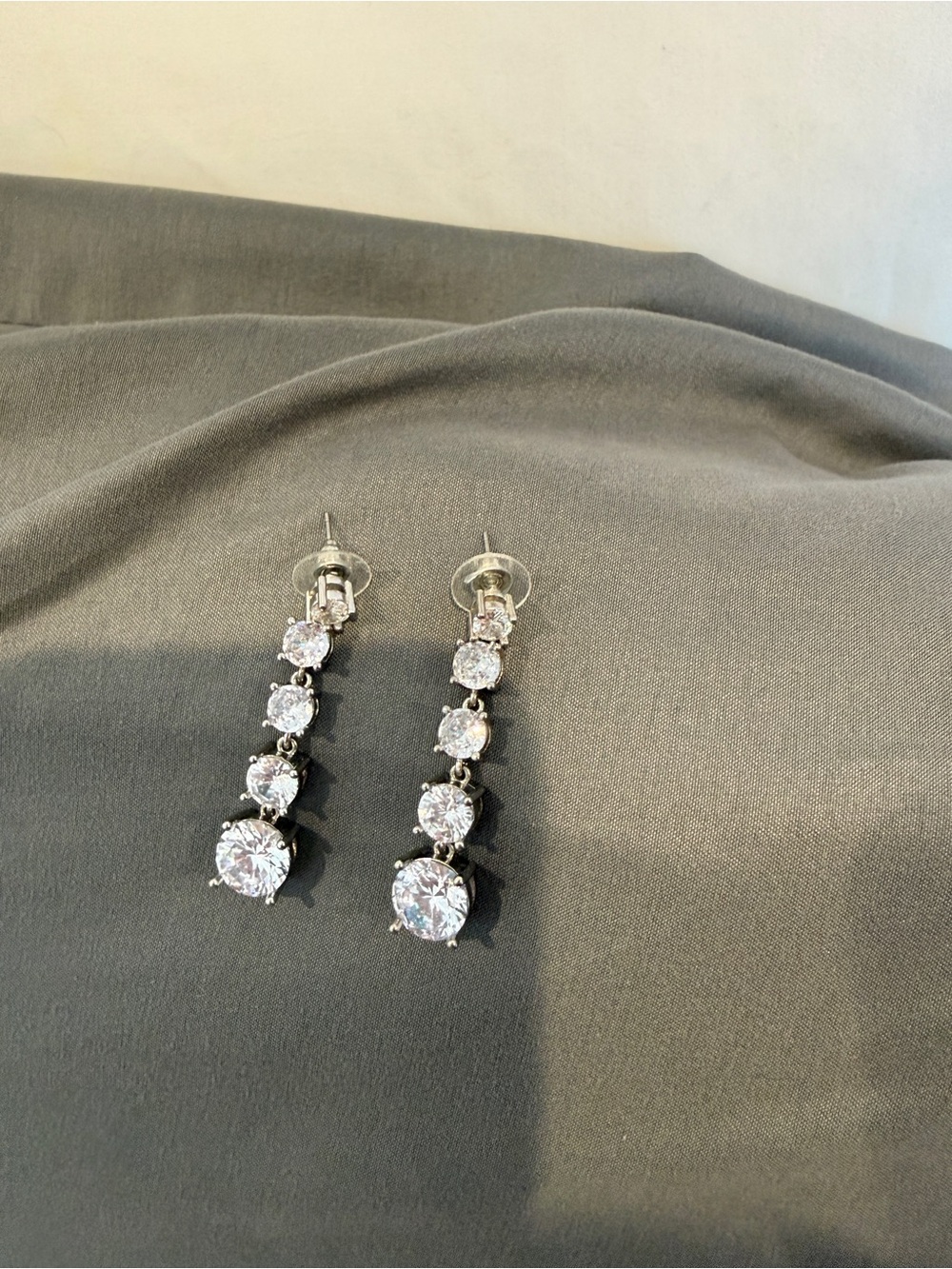 NWOT Elegant Silver Drop Crystal Earrings - Clear/Silver